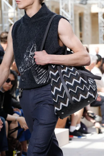 Look 16
